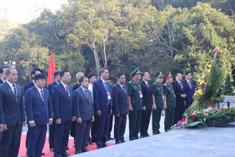 Các đại biểu dâng hoa tại Đài hoa hữu nghị Việt Nam-Lào.