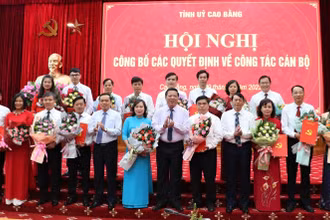 Các đồng chí Thường trực Tỉnh ủy Cao Bằng trao quyết định và tặng hoa chúc mừng các đồng chí được điều động, luân chuyển và bổ nhiệm.