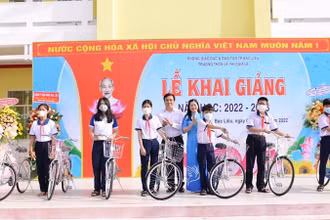 Trao tặng 10 xe đạp cho học sinh nghèo Trường Trung học cơ sở Lê Thị Cẩm Lệ, thành phố Bạc Liêu.