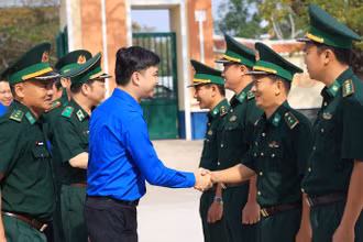 Bí thư Trung ương Đoàn, Chủ tịch Trung ương Hội Sinh viên Việt Nam Nguyễn Minh Triết thăm cán bộ, chiến sĩ Biên phòng đứng chân tuyến biên giới Giang Thành, tỉnh Kiên Giang. 