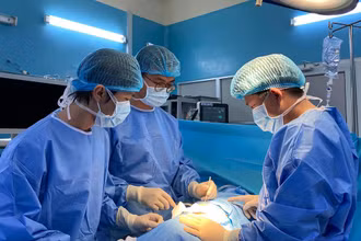 Các bác sĩ Bệnh viện Bình Dân chuẩn bị phẫu thuật cho bệnh nhân H. (Ảnh bệnh viện cung cấp)