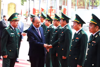 Chủ tịch nước Nguyễn Xuân Phúc đến thăm, chúc Tết cán bộ, chiến sĩ Bộ Chỉ huy Bộ đội Biên phòng tỉnh Đắk Lắk.