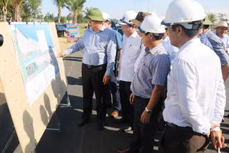 Bí thư Tỉnh ủy Phan Việt Cường kiểm tra tiến độ thi công tuyến đường nối từ Hội An đến Chu Lai.