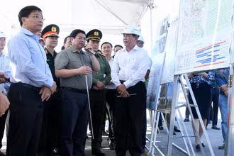 Thủ tướng Phạm Minh Chính chỉ đạo về tiến độ xây dựng đường Vành đai 3 Thành phố Hồ Chí Minh tại hiện trường.