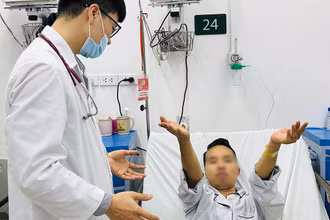 Bác sĩ đang thăm khám, đánh giá khả năng phục hồi cho người bệnh Nguyễn Minh Th.