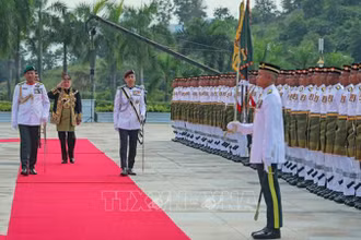 Quốc vương Sultan Ibrahim duyệt Đội danh dự tại lễ đăng quang ở Hoàng cung. (Ảnh: Bernama/TTXVN)