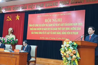 Đồng chí Nguyễn Văn Thể, Ủy viên Trung ương Đảng, Bí thư Đảng ủy Khối phát biểu kết luận hội nghị.