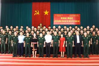 Đại diện lãnh đạo Binh chủng Đặc công, Lữ đoàn Đặc công 198, Trung tâm Giáo dục nghề nghiệp-Giáo dục thường xuyên thành phố Buôn Ma Thuột và các học viên tại lễ khai mạc.