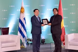 Quyền Thị trưởng thành phố Montevideo Mauricio Zunino trao danh hiệu khách danh dự tặng Chủ tịch Quốc hội Vương Đình Huệ. (Ảnh: vov.vn)