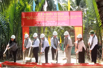 Lãnh đạo địa phương, nhà tài trợ tổ chức động thổ khởi công công trình cầu Năm Khai.