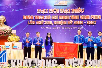 Bí thư Tỉnh ủy Hoàng Thị Thúy Lan tặng bức trướng cho Ban Thường vụ Tỉnh Đoàn.