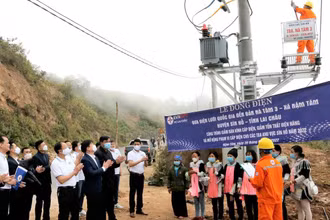 Đóng điện cho bản Nà Tăm 3, xã Nậm Tăm