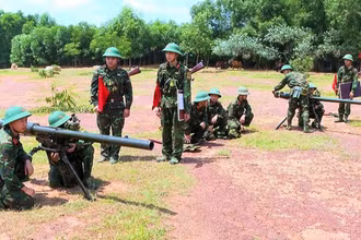 Lực lượng vũ trang huấn huyện tình huống diễn tập phòng thủ.