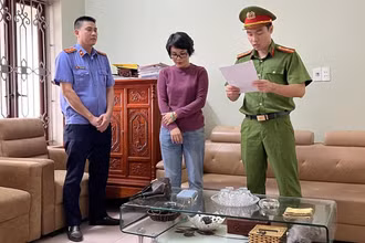 Công an tỉnh Bắc Giang thực hiện các thủ tục tố tụng đối với bị can Dương Thị Nga (đứng giữa).