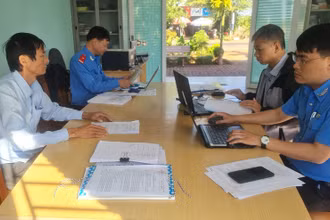 Đoàn công tác Sở Giao thông vận tải tỉnh Gia Lai kiểm tra hồ sơ lưu trữ tại Trường cao đẳng Gia Lai.
