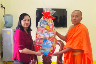 Phó Chủ tịch UBND thành phố Bạc Liêu Đỗ Ái Lam thăm, tặng quà nhà sư tại chùa của đồng bào Khmer.
