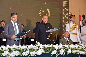 Thủ tướng tạm quyền của Pakistan Anwaar-ul-Haq Kakar (trái) tại lễ tuyên thệ nhậm chức ở Islamabad ngày 14/8/2023. (Ảnh: AFP/TTXVN)