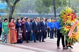 Đoàn đại biểu thành phố Hà Nội đặt hoa tưởng niệm tại tượng đài V. I. Lênin.