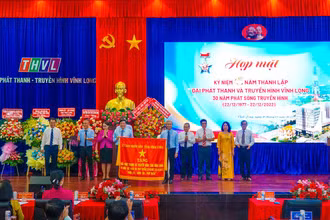 Đài Phát thanh và Truyền hình Vĩnh Long đón nhận cờ của UBND tỉnh Vĩnh Long. 