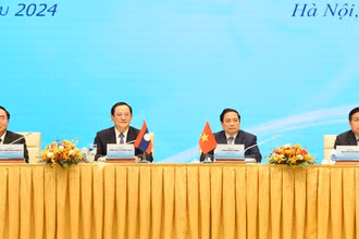 Thủ tướng Phạm Minh Chính và Thủ tướng Lào Sonexay Siphandone chủ trì Hội nghị Hợp tác đầu tư Việt Nam-Lào.