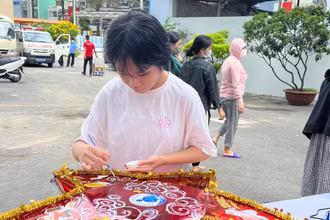 Bệnh nhân nhi tại Bệnh viện Nhi Đồng 1 tham gia chuẩn bị đèn lồng Trung thu.