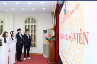 Bốn Đảng viên mới đọc lời tuyên thệ trước Quốc kỳ, Đảng kỳ, chân dung Chủ tịch Hồ Chí Minh.