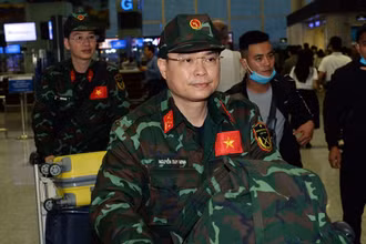 Đoàn Quân đội nhân dân Việt Nam trước giờ lên đường làm nhiệm vụ.