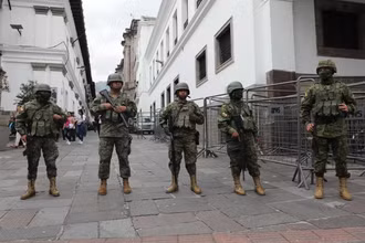 Binh sĩ Ecuador tuần tra tại Quito ngày 9/1/2024. (Ảnh: THX/TTXVN)