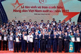 Trao danh hiệu 100 tấm gương “Nông dân Việt Nam xuất sắc” năm 2022. (Ảnh: Thống Nhất/TTXVN)