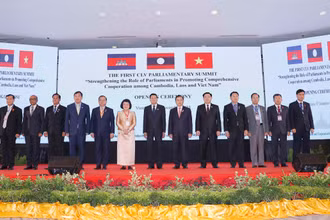 Chủ tịch Quốc hội Vương Đình Huệ, Tổng Bí thư và Chủ tịch nước Lào Thongloun Sisoulith, Chủ tịch Quốc hội Lào Saysomphone Phomvihane và Chủ tịch Quốc hội Vương quốc Campuchia Samdech Khuon Sudary với đại biểu chụp ảnh chung. (Ảnh: quochoi.vn)