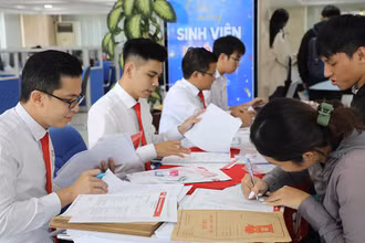 Thí sinh làm hồ sơ đăng ký nhập học tại Trường đại học Quốc tế Sài Gòn.