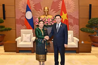 Chủ tịch Quốc hội Vương Đình Huệ vui mừng chào đón đồng chí Sounthon Xayachak, Phó Chủ tịch Quốc hội Lào.