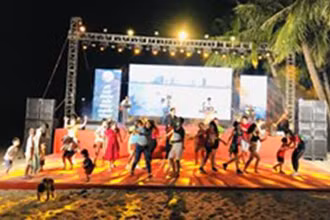 Festival "Cù Lao Chàm-mùa hoa ngô đồng đỏ" thu hút đông đảo người dân địa phương và du khách.