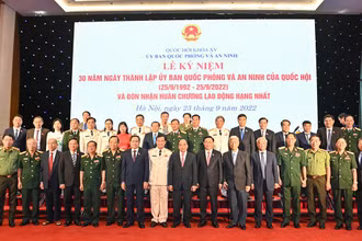 Chủ tịch nước Nguyễn Xuân Phúc, Chủ tịch Quốc hội Vương Đình Huệ chụp ảnh lưu niệm với các đại biểu tại lễ kỷ niệm. 