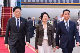 Bộ trưởng Khoa học và Công nghệ Nguyễn Mạnh Hùng đón Thủ tướng Singapore Lawrence Wong và Phu nhân tại Sân bay Quốc tế Nội Bài (Hà Nội). (Ảnh: TTXVN)