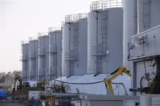 Các bể chứa nước thải có chất phóng xạ đã qua xử lý tại Nhà máy Điện hạt nhân Fukushima. (Ảnh: Đào Thanh Tùng/TTXVN)
