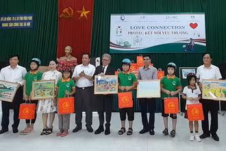 Các nhà tài trợ tặng quà, mũ bảo hiểm cho trẻ em đặc biệt khó khăn.