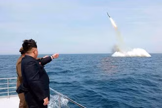 Nhà lãnh đạo Triều Tiên Kim Jong Un theo dõi một vụ phóng tên lửa đạn đạo từ tàu ngầm. (Nguồn: KCNA/TTXVN)