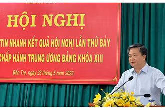 Đồng chí Lê Đức Thọ, Bí thư Tỉnh ủy Bến Tre, thông tin nhanh kết quả Hội nghị lần thứ 7 Ban Chấp hành Trung ương khóa XIII.