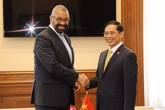 Bộ trưởng Bùi Thanh Sơn gặp Bộ trưởng Ngoại giao Anh James Cleverly. (Ảnh: KHẢI HOÀN)