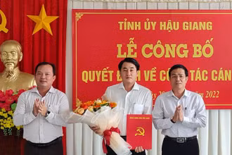 Trao quyết định cho đồng chí Huỳnh Thanh Phong.