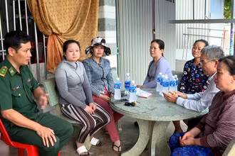 Đại diện lãnh đạo UBND thành phố Phan Thiết và Đồn Biên phòng Thanh Hải, Phan Thiết (Bộ Chỉ huy Bộ đội Biên phòng Bình Thuận) gặp gỡ, động viên, chia sẻ với thân nhân gia đình ngư dân trên tàu cá bị mất liên lạc.