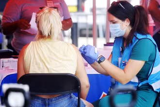 Nhân viên y tế tiêm vaccine cho người dân tại New Orleans, Mỹ. (Ảnh: THX/TTXVN)