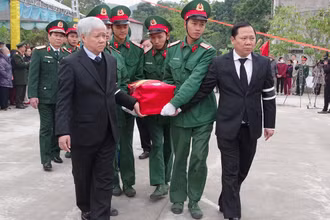 Đồng chí Đỗ Văn Chiến, Chủ tịch Ủy ban Trung ương Mặt trận Tổ quốc Việt Nam (trái) cùng đồng chí Nguyễn Phi Long, Bí thư Tỉnh ủy Hòa Bình (phải) tại Lễ truy điệu và an táng.