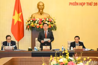 Chủ tịch Quốc hội Vương Đình Huệ phát biểu khai mạc phiên họp.