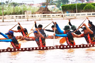 Vientiane: Sôi nổi lễ hội đua thuyền trên sông Mekong