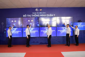 Ông Võ Khắc Thái - Bí Thư Quận ủy Quận 7 (thứ 3 từ trái sang), ông Nguyễn Văn Khoa - Tổng Giám đốc Tập đoàn FPT (thứ 2 từ trái sang) cùng đại diện lãnh đạo Quận 7 nhấn nút khai trương Trung tâm điều hành đô thị thông minh.