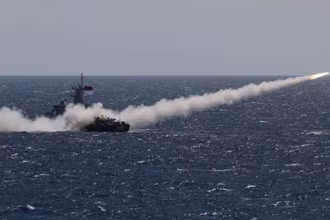 Tàu chiến KRI Tombak-629 của Indonesia bắn tên lửa vào mục tiêu trong cuộc tập trận chung TNI ngày 31/7/2023. (Ảnh: Antara/TTXVN)