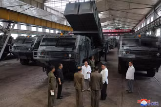Nhà Lãnh đạo Triều Tiên Kim Jong-un (thứ hai, phải) thăm một nhà máy sản xuất tên lửa, ngày 11-12/8/2023. (Ảnh: KCNA/TTXVN)