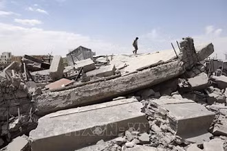 Cảnh đổ nát sau cuộc không kích tại Sanaa, Yemen, ngày 27/4/2025. (Ảnh: THX/TTXVN)